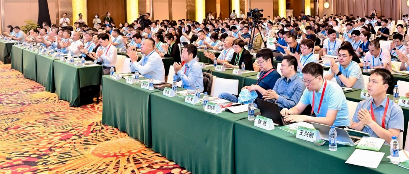 YEF2025盛大开幕：千位青年精英齐聚，“智辟新径”开创未来新篇章